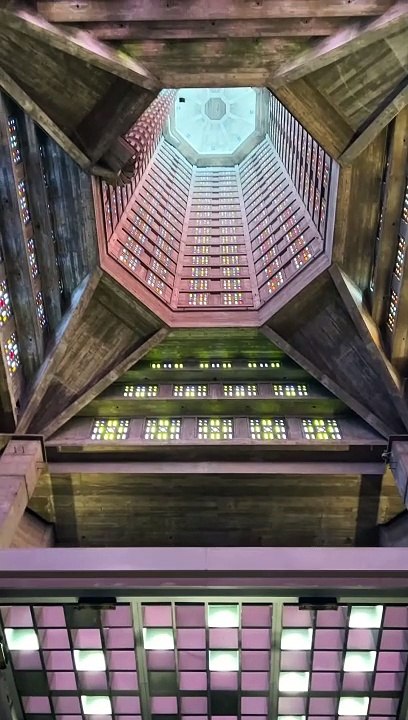 Cet endroit incroyable est l'une des églises les plus insolites de France.  L'église Saint-Joseph, au Havre en Normandie   Cet incroyable bâtiment est une église qui a été construite après guerre par l'architecte Auguste Perret, en béton armé. En effet