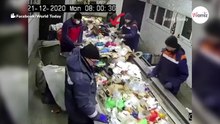 Müllsortierer aus Russland machen am Fließband einen spektakulären Fund