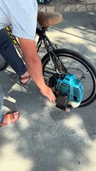 Arka tekerleğine motor taktığı bisikletini, motosiklete dönüştürdü…