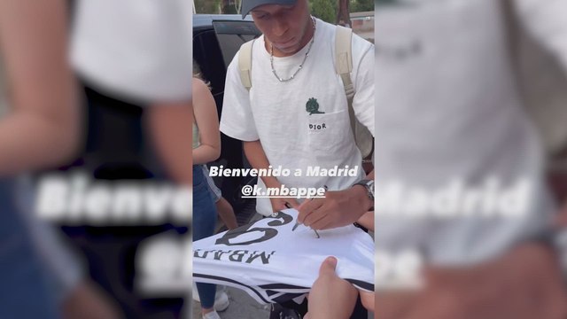 Mbappé firmando camisetas en Madrid