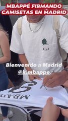 Mbappé firmando camisetas en Madrid