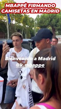 Mbappé firmando camisetas en Madrid