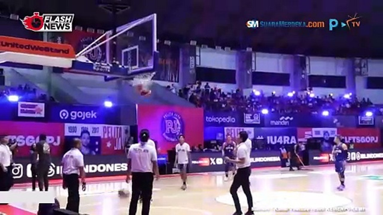 Menpora Dito Serahkan Piala IBL 2024 Kepada Pelita Jaya Jakarta