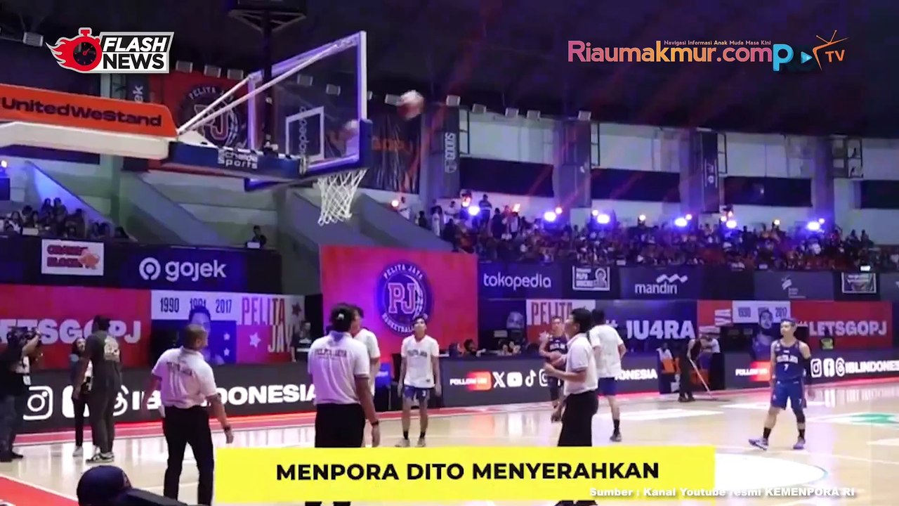 Menpora Dito Serahkan Piala IBL 2024 kepada Pelita Jaya Jakarta