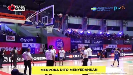 MENPORA DITO SERAHKAN PIALA IBL 2024 KEPADA PELITA JAYA JAKARTA