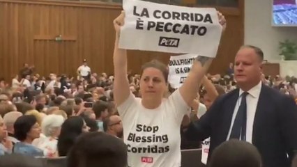 Dos activistas animalistas interrumpen la audiencia del papa Francisco con mensajes contra la tauromaquia