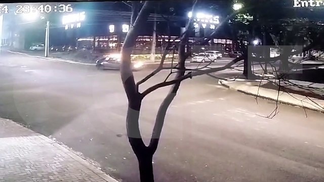 Câmera flagra acidente que deixou motociclista ferido no Centro de Cascavel