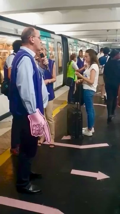 Quelle #ambiance à #Paris ! Juste #génialissime !!! Même l’ancien premier-ministre français, Jean Castex, patron de la #RATP, s’est transformé en guide dans le #métro  #parisien. #ParisOlympics2024 #paris2024 #jeancastex