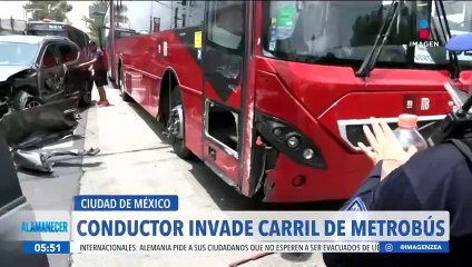 Unidad de Metrobús y dos automóviles chocan en la Ciudad de México
