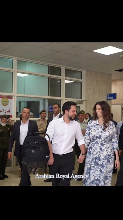 الأميرة رجوة الحسين تخطو خارج المستشفى في أول ظهور بعد الولادة