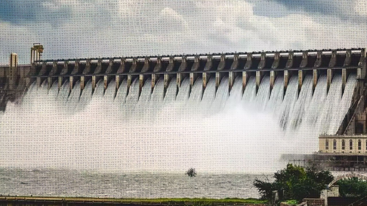 Srisailam, Nagarjuna Sagar కు భారీగా వరద.. Srisailam 10 గేట్లు, Sagar 22 గేట్లు ఎత్తివేత | Oneindia