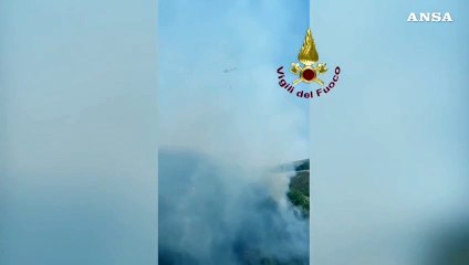 Incendio nell'Ascolano, lanci di acqua dall'elicottero