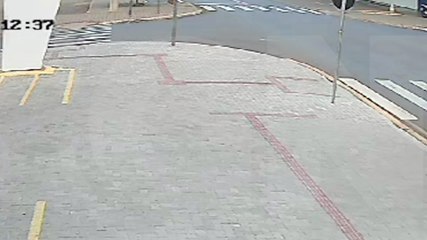 Câmera de segurança registra acidente no Cascavel Velho