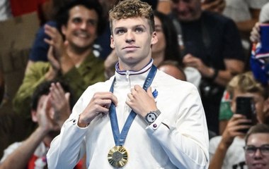 Léon Marchand : qui est la mystérieuse jeune femme à qui il dédie ses victoires ?