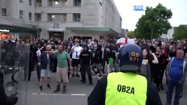 Il Regno Unito si prepara agli scontri e schiera migliaia di agenti, Starmer punizioni esemplari