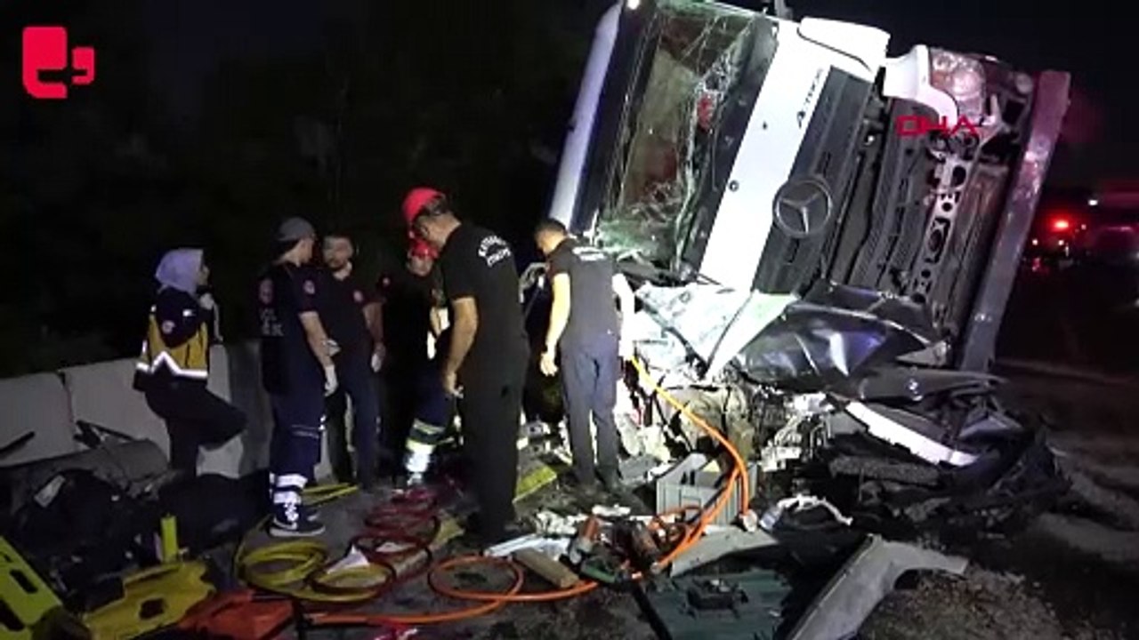 Otobüs ve hafif ticari araca çarpan TIR, otomobilin üzerine devrildi