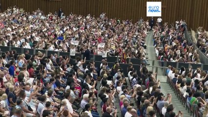 Manifestantes de PETA interrumpen el discurso del Papa pidiéndole el fin de las corridas de toros