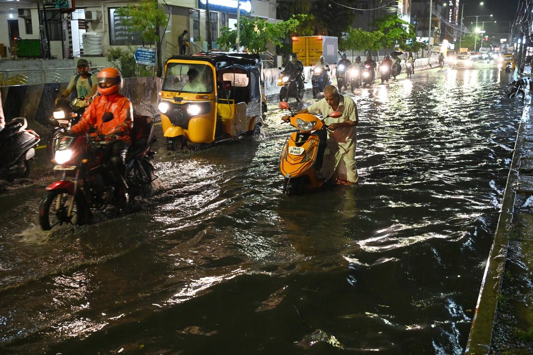 VIDEO: चेन्नई में बारिश के बाद मौसम विभाग ने जारी किया 16 जिलों में बारिश का अलर्ट
