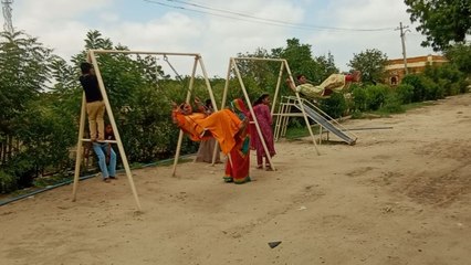 Watch Video: महिलाओं ने मेहंदी रचाकर किया शृंगार, रखे व्रत