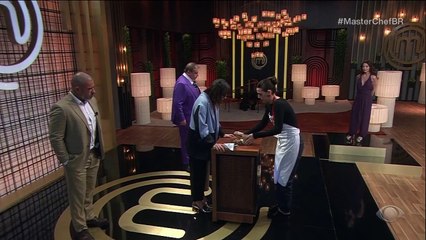 Crumble de cereja e figo encanta Helena Rizzo no MasterChef