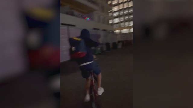 Los marchadores madrugaban por su medalla y se encontraban a un deportista celebre que volvía de fiesta