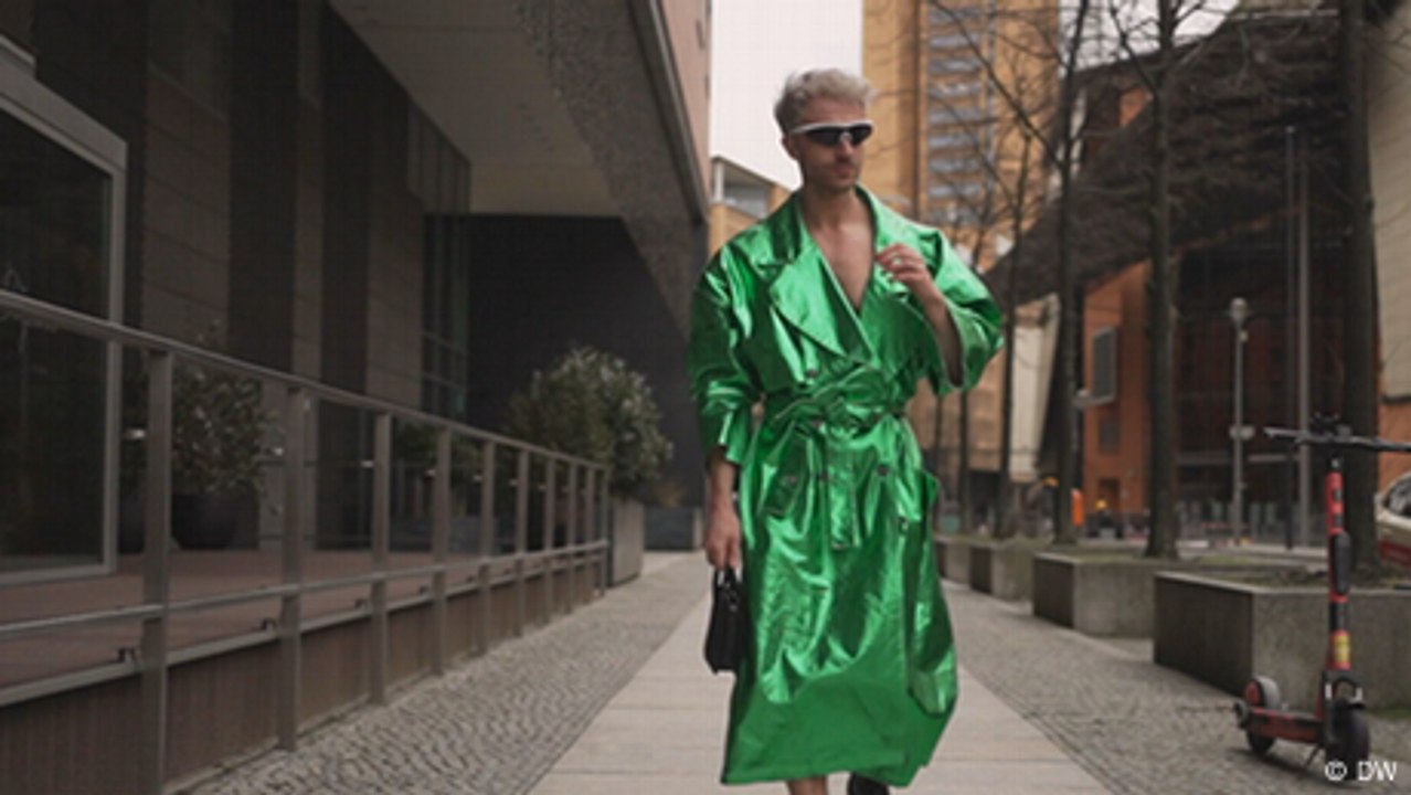 Ein Model spielt mit den Geschlechterrollen