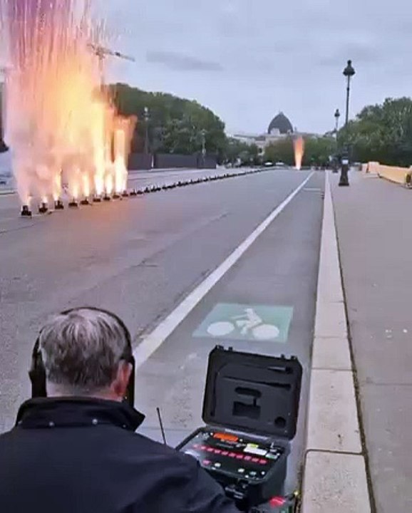 Coulisses des feux d'artifice tricolore de la cérémonie d'ouverture des Jeux Olympiques