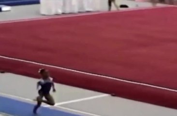 Mira cómo la pequeña Simone Biles se enfada al caerse de su salto