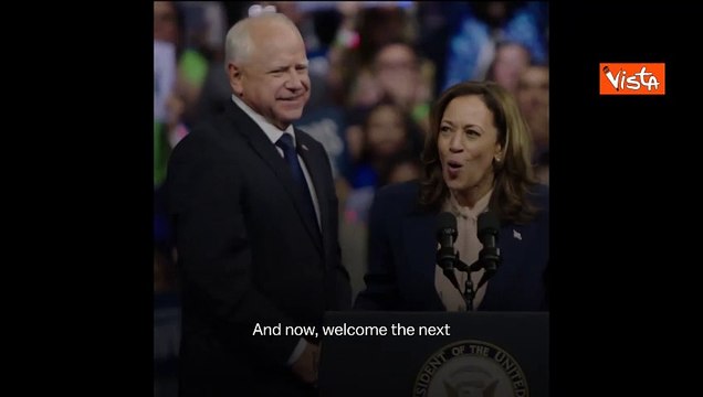 Kamala Harris presenta il suo vice Tim Walz a Philadelphia sul palco del primo comizio insieme