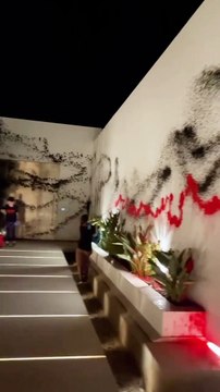 ¡Unos vándalos llenan la mansión de Messi de pintadas!