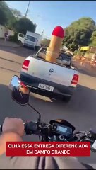 Poltrona com formato de pênis chama a atenção e deixa moradores curiosos