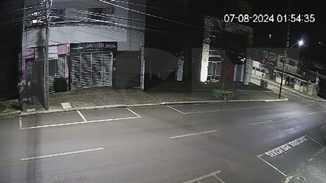 Indivíduos são flagrados furtando fios na Rua Vicente Machado