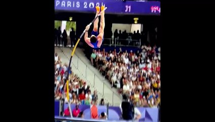 le perchiste français Anthony Ammirati fait tomber la barre... pas de chance