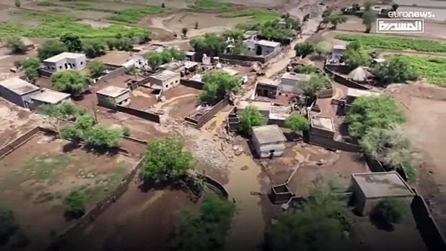 شاهد: مقتل 30 شخصا وتشريد المئات جراء فيضانات قوية ضربت الحديدة جنوب اليمن