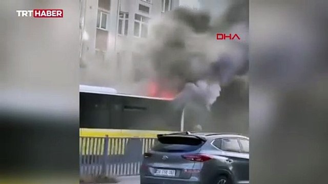 Esenyurt'ta seyir halindeki İETT otobüsü yandı