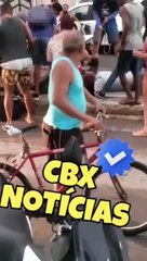 Adolescentes caem em bueiro após tampa despencar na Cidade Baixa