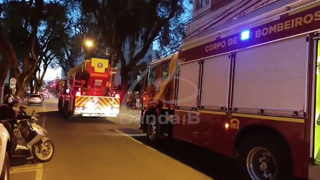 Incêndio em lavanderia de apartamento mobiliza bombeiros e trânsito fica mais lento em horário de pico no Centro de Curitiba
