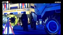 Nord Corea, Kim Jong-Un supervisiona la consegna di 250 lanciamissili