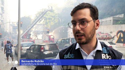 Bombeiros combatem incêndio em favela do Rio de Janeiro