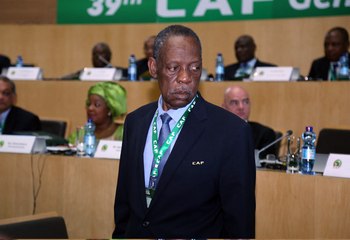 وفاة الكاميروني عيسى حياتو الرئيس السابق للاتحاد الإفريقي لكرة القدم