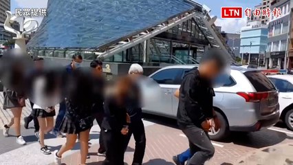 百褶短裙女荷官服務！高雄桌遊店真賭博 查獲近百萬賭資47人被逮（民眾提供）