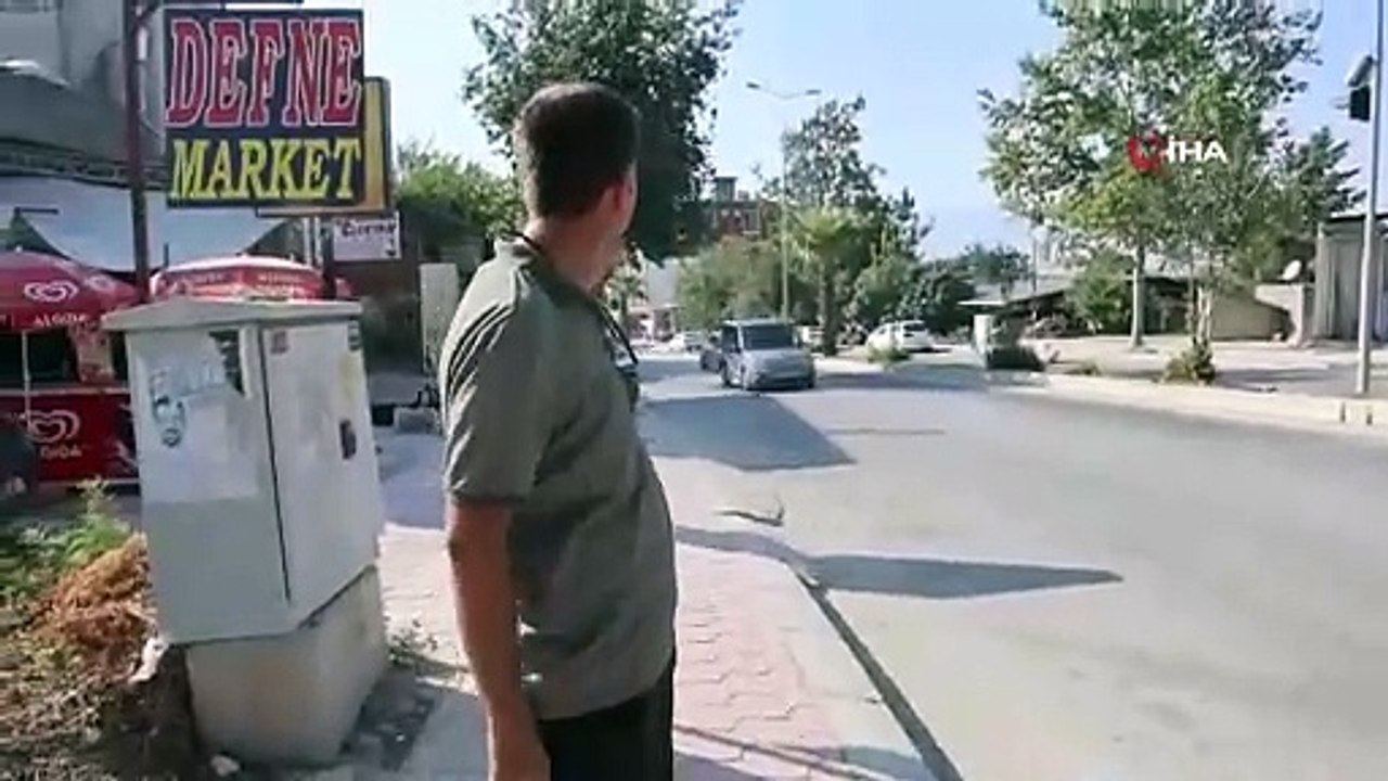Freni boşalan kamyon 6 aracı altına aldı: Kaldırımda yürüyen vatandaş son anda kurtuldu!