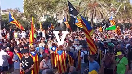 Una marcha independentistas trata de acompañar a Puigdemont al Parlament