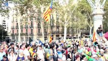 Decenas de independentistas se congregan para recibir a Puigdemont