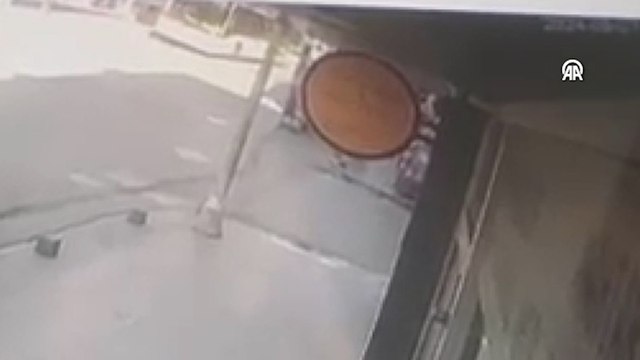 Pendik'te İETT otobüsünün binaya çarpma anı güvenlik kamerasına yansıdı