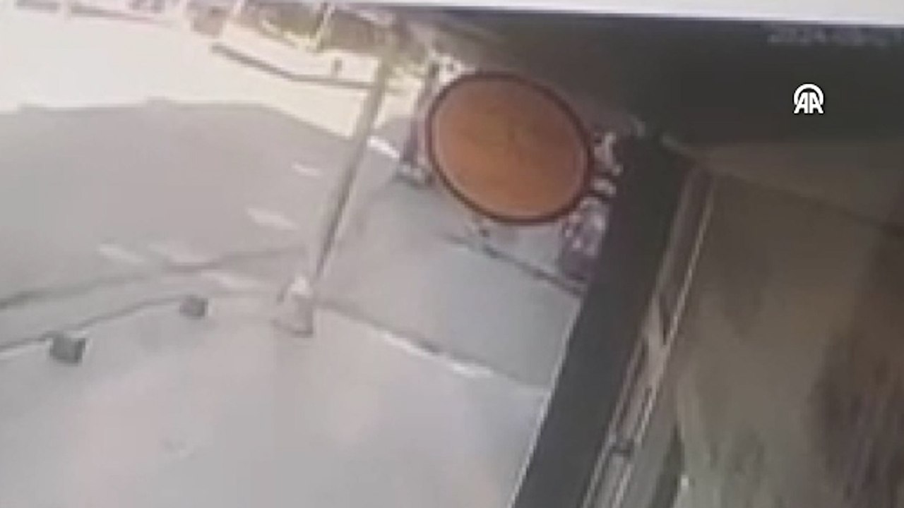 Pendik'te İETT otobüsünün binaya çarpma anı güvenlik kamerasına yansıdı