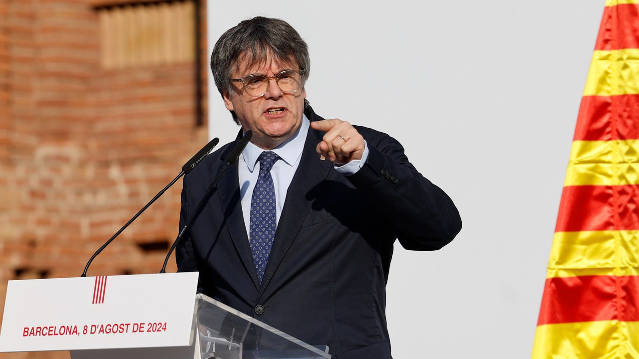 Puigdemont reaparece en Cataluña ante una multitud una hora antes de la investidura de Salvador Illa