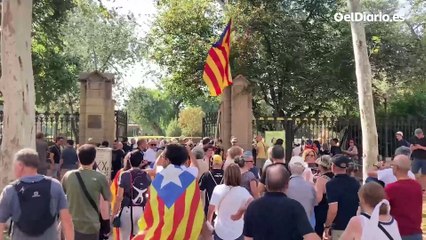 Unos manifestantes fuerzan una de las entradas al Parc de la Ciutadella y empiezan a entrar en el recinto