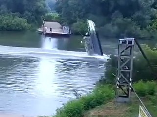 Stahlseil im Weg: Polizeiboot macht Salto im Fluss