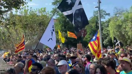 Els manifestants a la porta del parlament